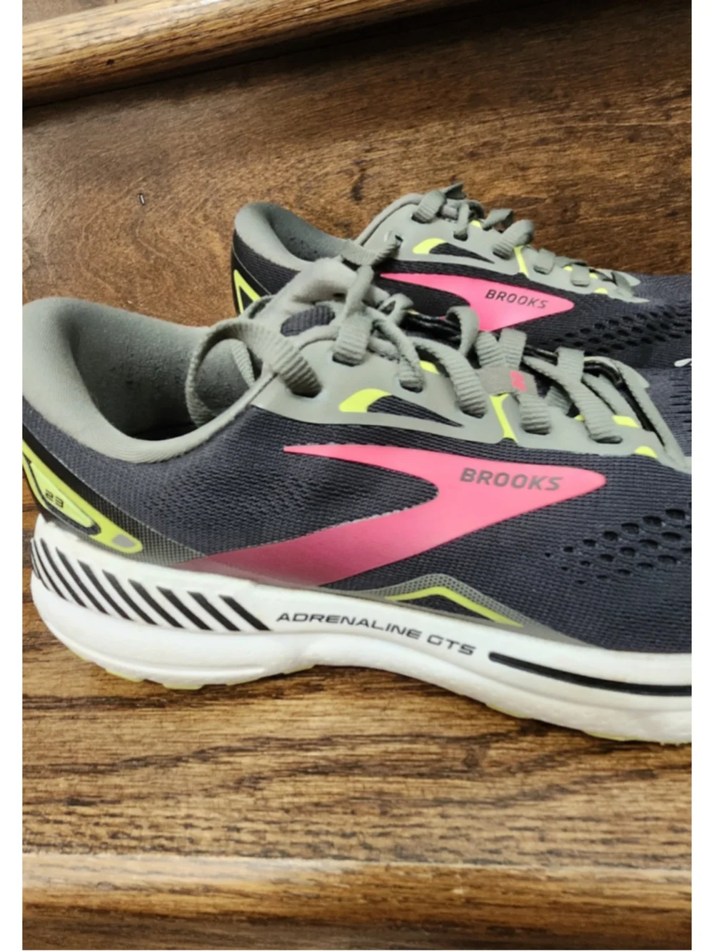 Brooks Adrenaline GTS 23 Sneakers size 8